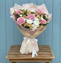 Букет цветов из:  Гвоздики, Орхидеи и Розы в Лоухи