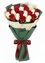 Букет Микс из красных и белых роз в Лоухи