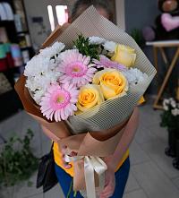 Букет цветов из:  Герберы, Розы и Хризантемы в Лоухи