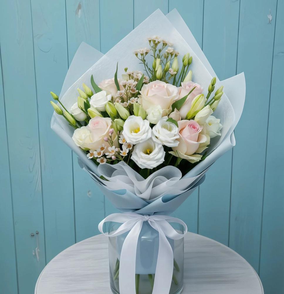 Букет цветов из: Розы и Лизиантусы в Лоухи