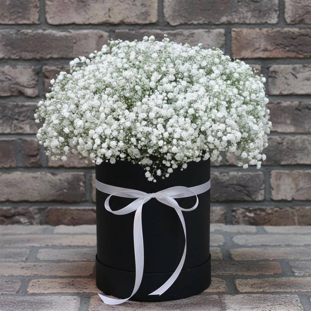 Цветочная композиция из Гипсофила в шляпной коробке в Лоухи