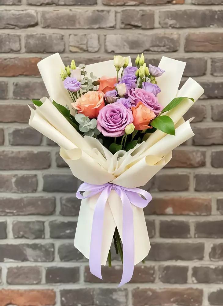 Букет цветов из: Лизиантусы и Розы в Лоухи