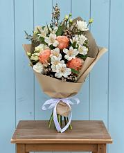 Букет цветов из:  Альстромерии, Лизиантусы, Розы и Хризантемы в Лоухи