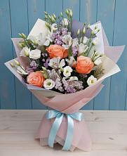 Букет цветов из:  Лизиантусы, Розы, Альстромерии и Гипсофила в Лоухи