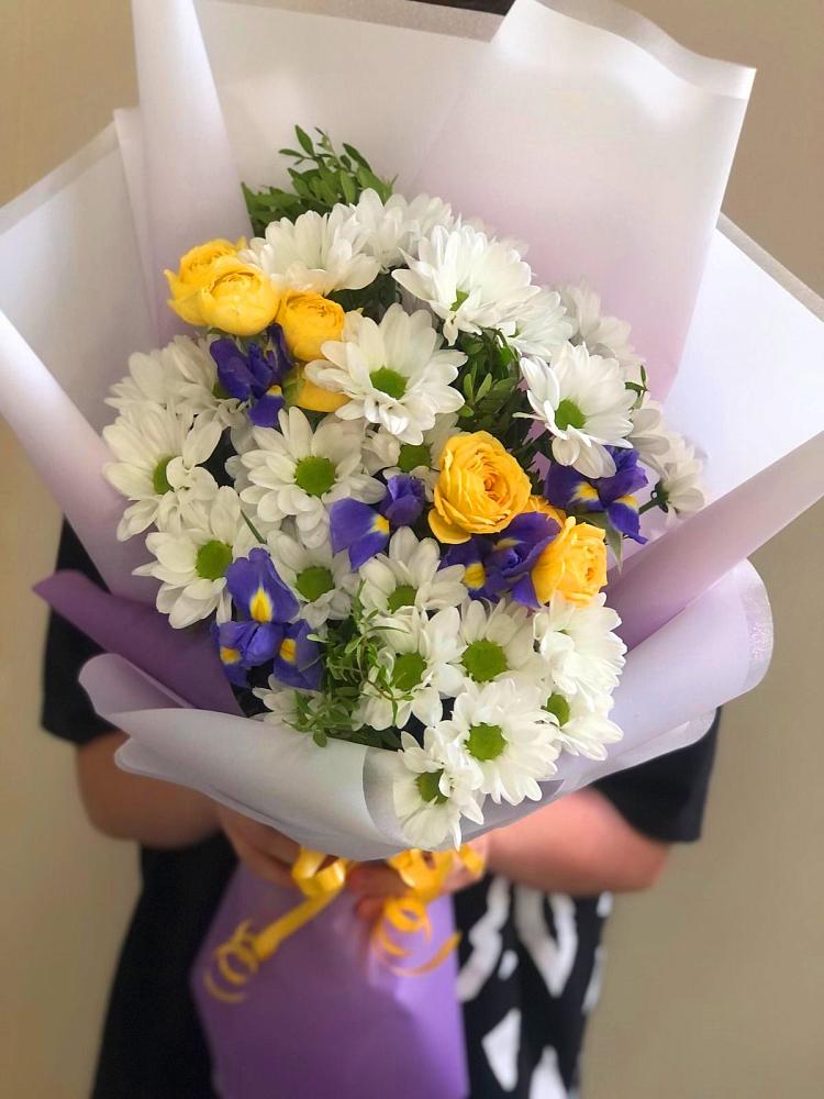 Букет цветов из: Ирисы, Хризантемы и Розы в Лоухи