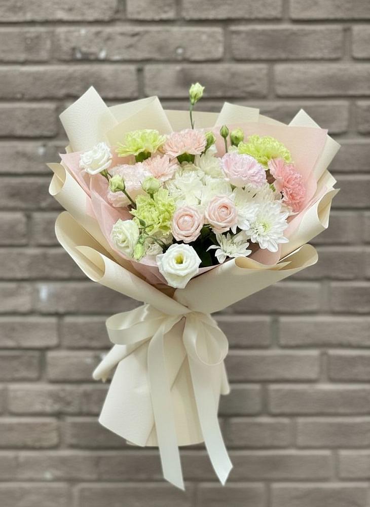 Букет цветов из: Гвоздики, Розы, Лизиантусы и Хризантемы в Лоухи