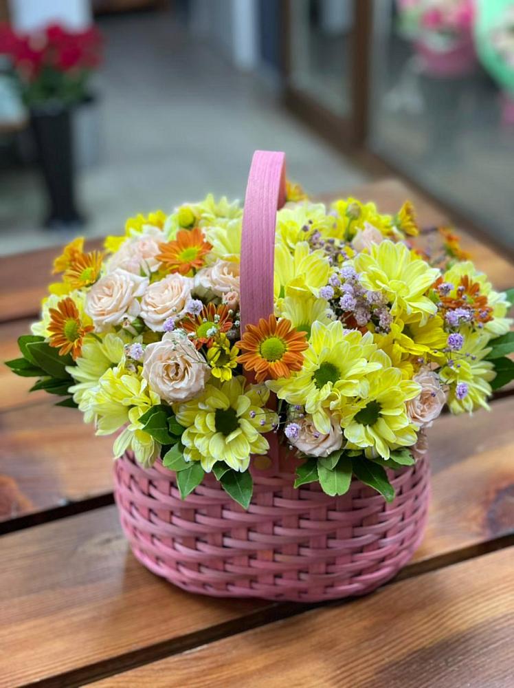 Цветочная композиция из Хризантемы и Розы в корзине в Лоухи