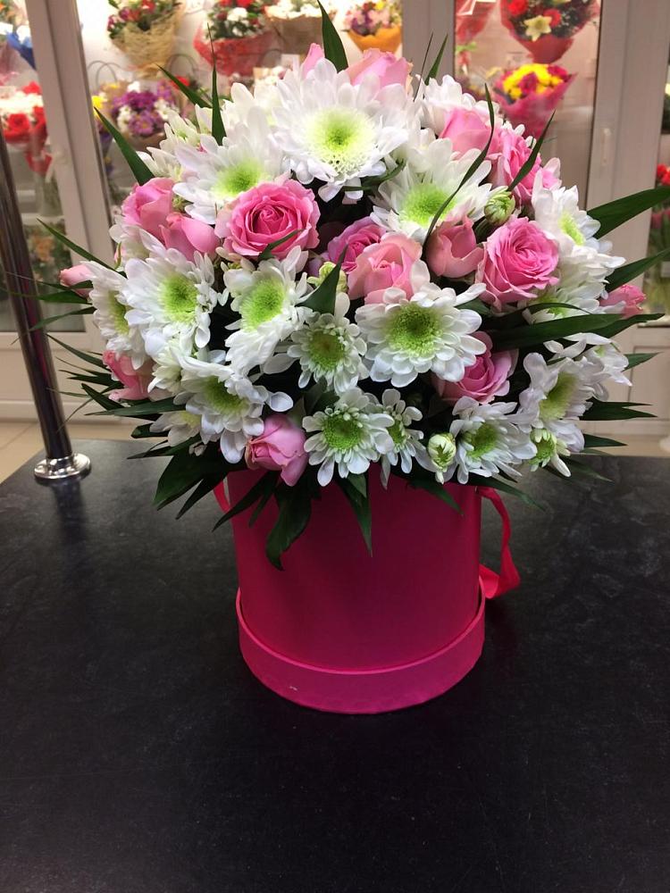 Цветочная композиция из Розы и Хризантемы в шляпной коробке в Лоухи