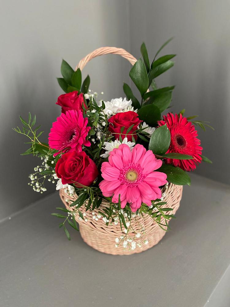 Цветочная композиция из Розы, Хризантемы и Герберы в корзине в Лоухи