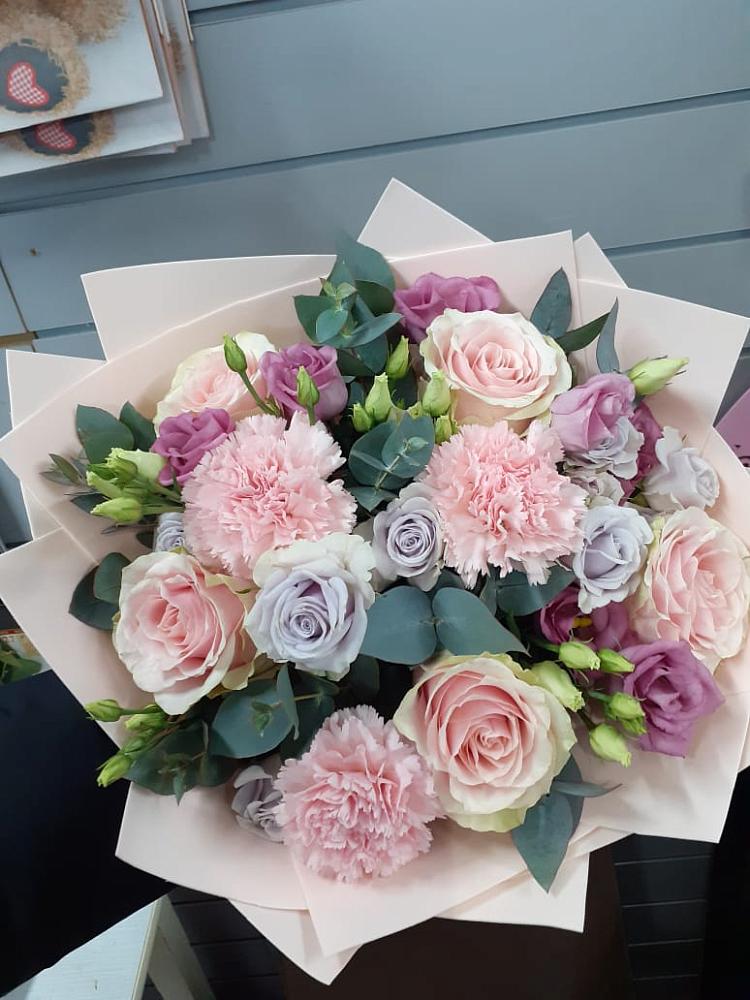 Букет цветов из: Розы, Гвоздики и Лизиантусы в Лоухи