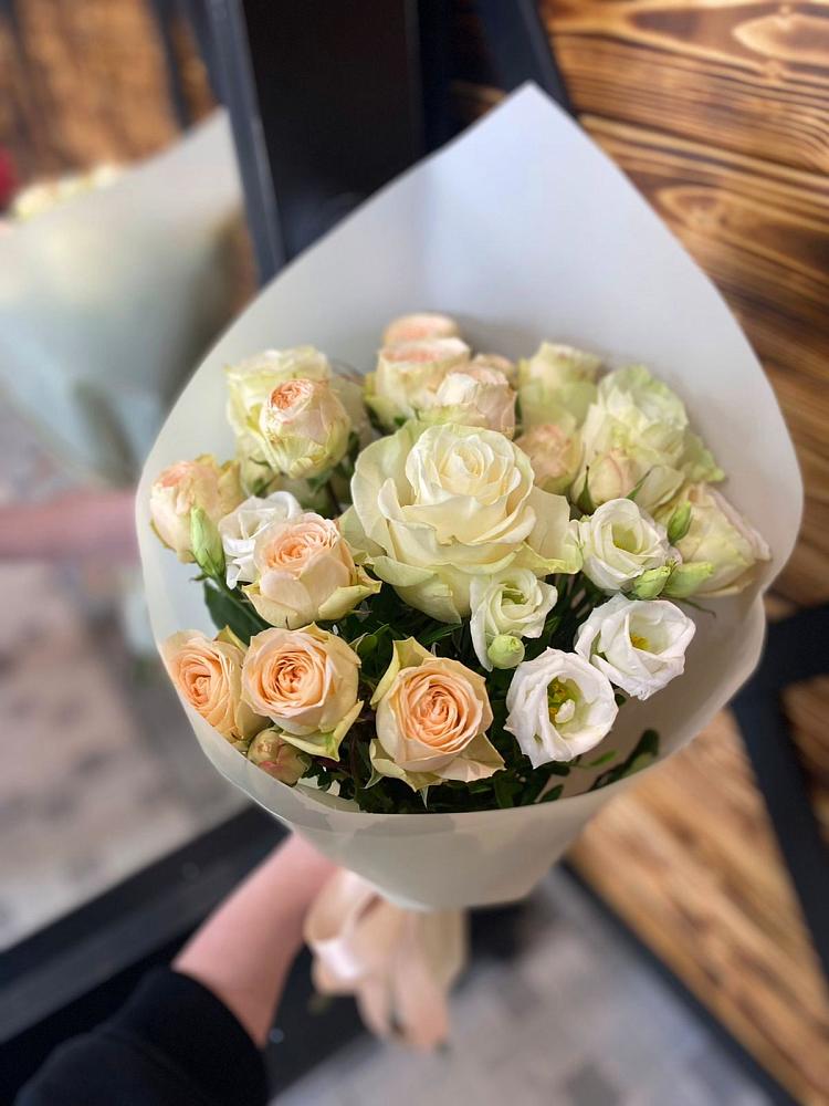 Букет цветов из: Розы и Лизиантусы в Лоухи