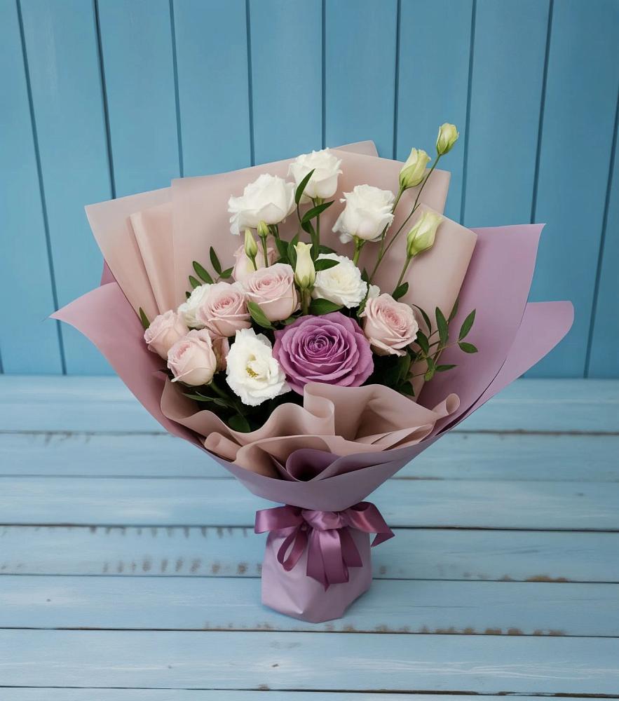 Букет цветов из: Розы и Лизиантусы в Лоухи